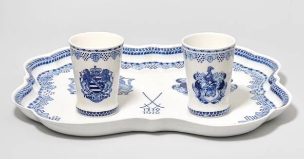 Tablett und 2 Becher, Meissen 1910. Entwurf: August: Tablett und 2 Becher, Meissen 1910. Entwurf: August Achtenhagen zum Jubiläum 1710–1910. Blaumalerei mit den Wappen von Sachsen und Meissen. Bezeichnet: Schwertermarke. L (Tablett) 38,5 cm.