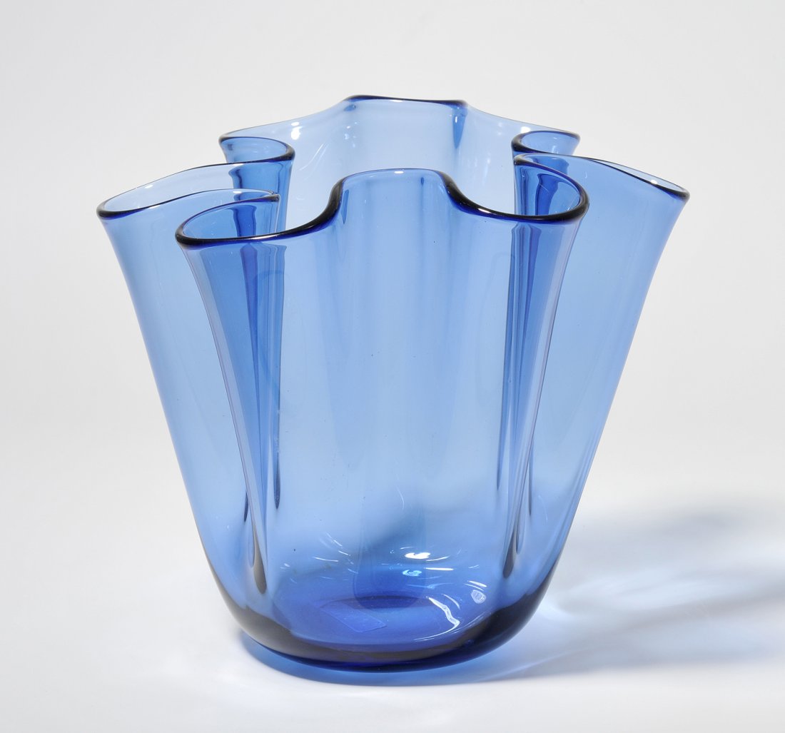 Fazzoletto-Vase, Holmegaard 1955. Dänemark. Entwurf:: Fazzoletto-Vase, Holmegaard 1955. Dänemark. Entwurf: Per Lütken. Blaues Glas. Bezeichnet: HOLMEGAARD PL 1955. H 20 cm.