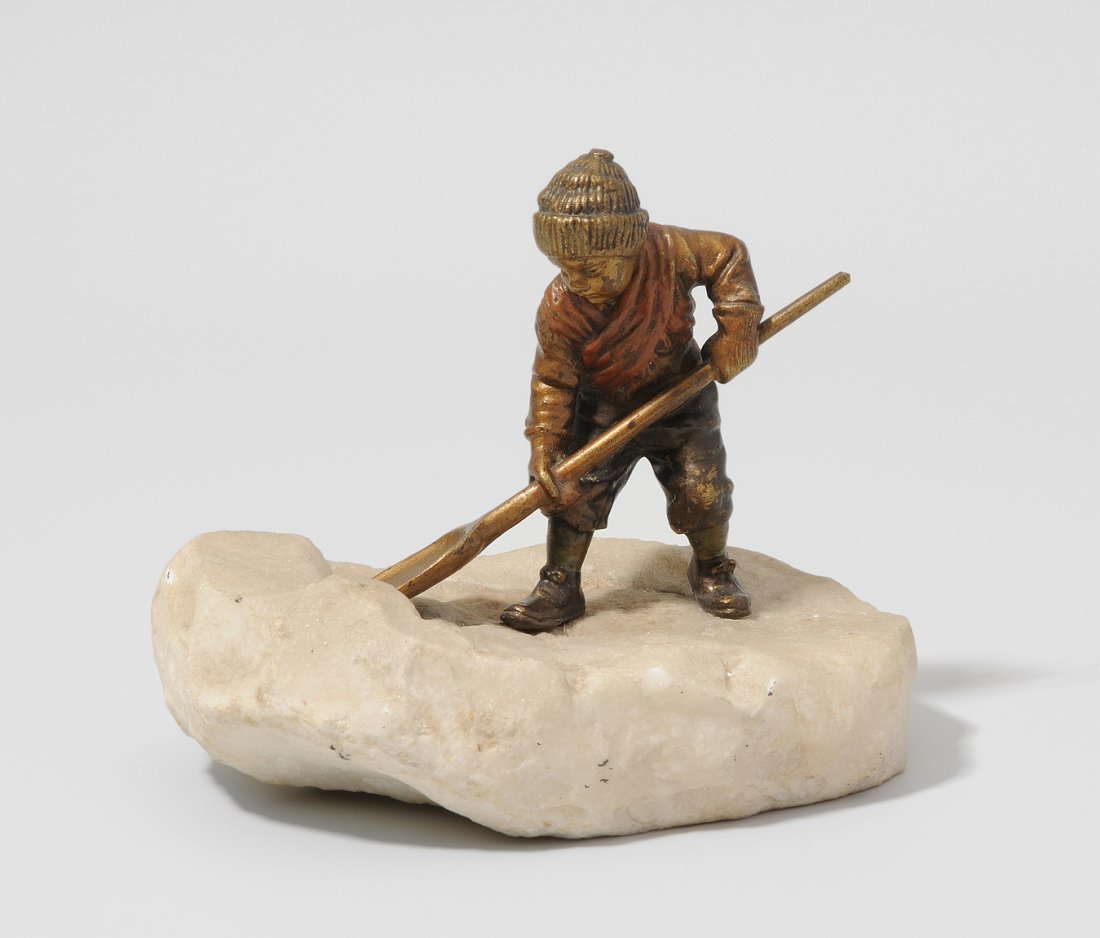Figur: Schneeschaufler Wiener Bronze, 20.Jh. Ziseliert: Figur: Schneeschaufler Wiener Bronze, 20.Jh. Ziseliert und polychrom bemalt. Auf hellem Alabaster. H 10,5 cm. - Min. Farbabplatzer.