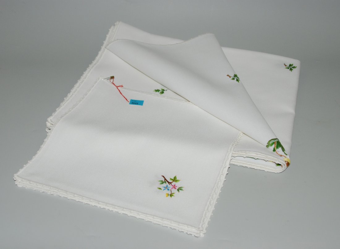 Tischdecke Leinen, bestickt mit "Rothschild"- Muster. (1 of 2)