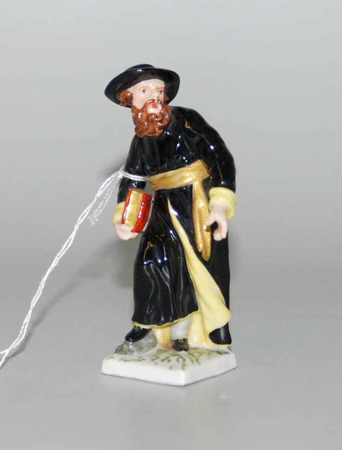 Kleine KPM Berlin-Figur Um 1800. Porzellan, polychrom: Kleine KPM Berlin-Figur Um 1800. Porzellan, polychrom bemalt und mit Goldstaffierungen. Rabbiner mit Torah. Gepresst "80". H 8,5 cm.- Reparatur- und Schadstelle.