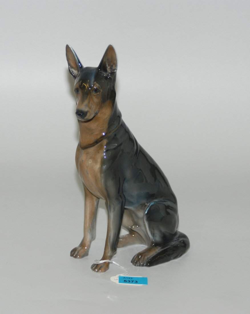 Rosenthal-Figur Kunstabteilung Selb. Um 1920.: Rosenthal-Figur Kunstabteilung Selb. Um 1920. Porzellan, braun-grau staffiert. Entwurf von Fritz Diller um 1913. Sitzender Deutscher Schäferhund. H 20,5 cm.