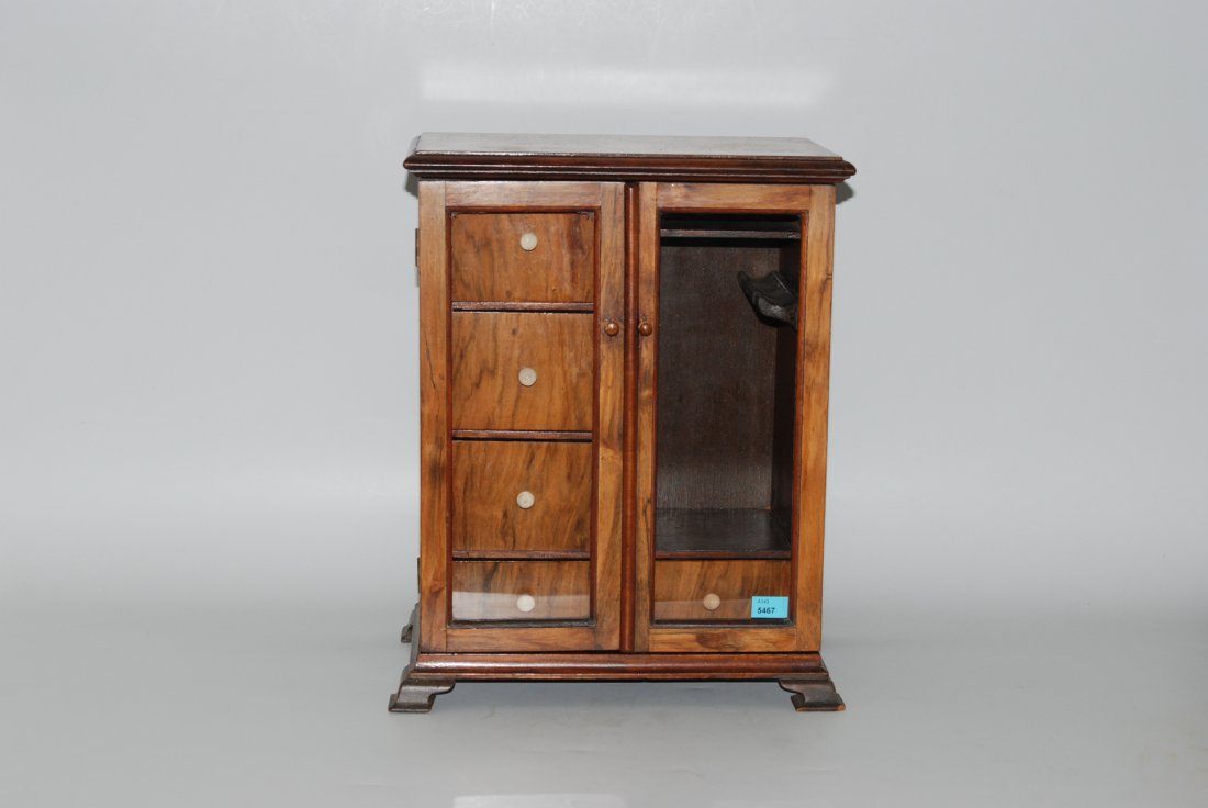 Tabak-Schränkchen Um 1900. Rechteckiger Holzkorpus auf (1 of 1)