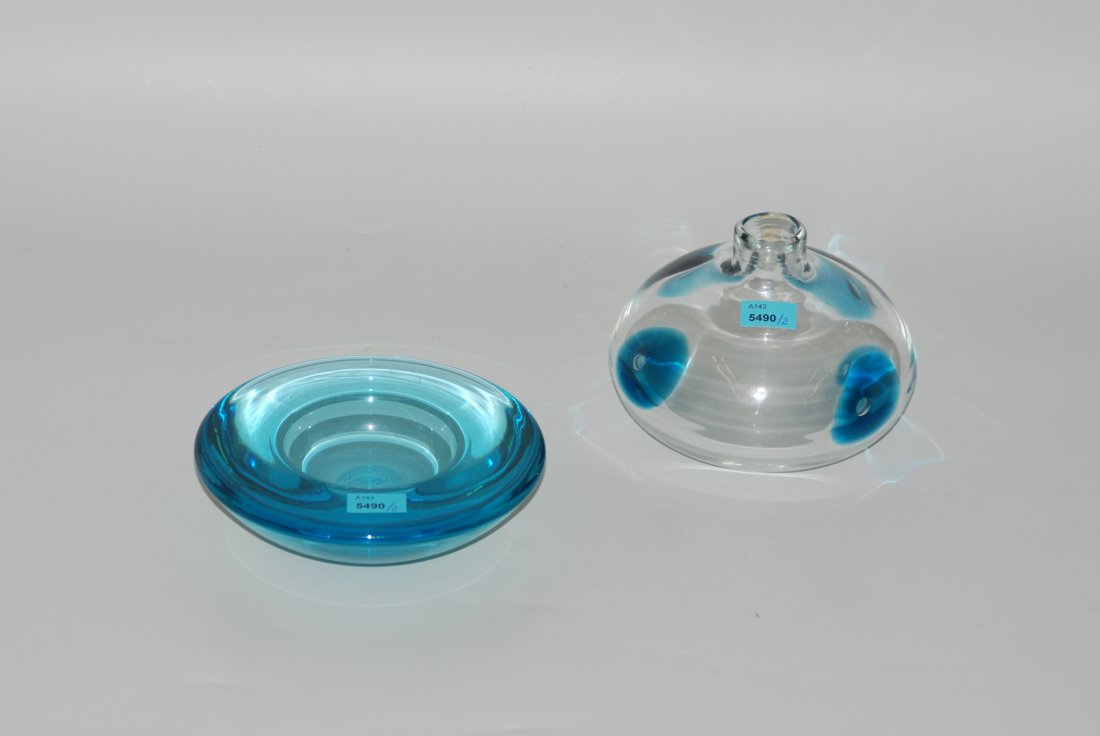 Lot: Schale und Vase 20.Jh. (1) Holmegaard-Schale.: Lot: Schale und Vase 20.Jh. (1) Holmegaard-Schale. Dänemark. Massives, blaues Kristallglas. Rundform. D 15 cm. (2) Vase. Schweden. Bezeichnet: "Johans Fors". Farbloses Kristallglas. Rund, gedrückte