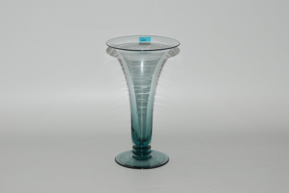 Vase Um 1930. Holmegaard zugeschrieben. Nicht: Vase Um 1930. Holmegaard zugeschrieben. Nicht bezeichnet. Türkisfarbenes, dünnwandiges Glas. Trompetenförmiges Gefäss auf breitem flachem Fuss. H 25,5 cm.