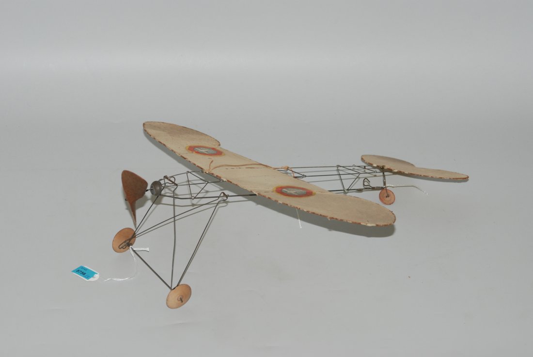 Lot: 3 Blechspielzeuge 20.Jh. (1) Montgolfiere.: Lot: 3 Blechspielzeuge 20.Jh. (1) Montgolfiere. Metall/Papier Maché, polychrom bemalt. H 79 cm. (2) Kutsche. Leder/Metall, polychrom bemalt. L 38 cm. (3) Flugzeug. Draht/Holz/Stoff. L 40 cm.