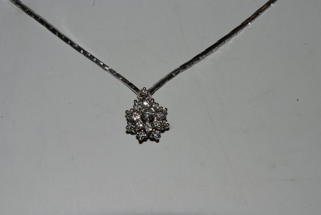 Brillant-Collier Bucherer. 750 Weissgold. 18 Brillanten: Brillant-Collier Bucherer. 750 Weissgold. 18 Brillanten zus. ca. 0.50 ct. L 42,5 cm, 9,7 g.