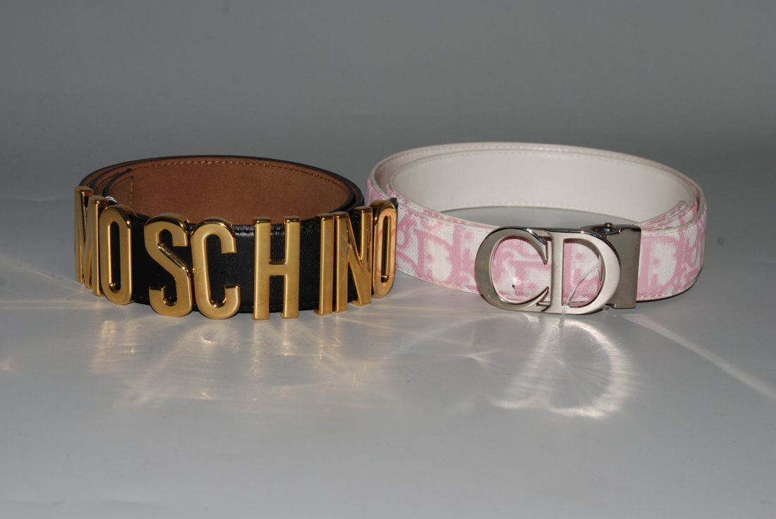 Zwei Damengürtel, Christian Dior und Moschino Dior: Zwei Damengürtel, Christian Dior und Moschino Dior Gürtel mit weiss/rosa Dior-Muster. Silberfarbene CD-Schliesse. Gr. 93 cm. Moschino Gürtel aus schwarzem Leder mit goldfarbener Moschino-Schliesse.