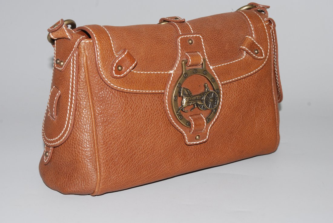Céline, Handtasche Braunes Leder. Einfacher: Céline, Handtasche Braunes Leder. Einfacher Trageriemen. Überschlag mit Kutschemotiv. Magnetverschluss. In Original-Schutzbeutel. 32x21x9 cm. Neuwertig.