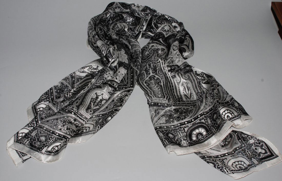 Escada, grosses Foulard Seide. Weiss/schwarzes Foulard: Escada, grosses Foulard Seide. Weiss/schwarzes Foulard mit Paisleymuster. 134x134 cm. Guter Zustand.