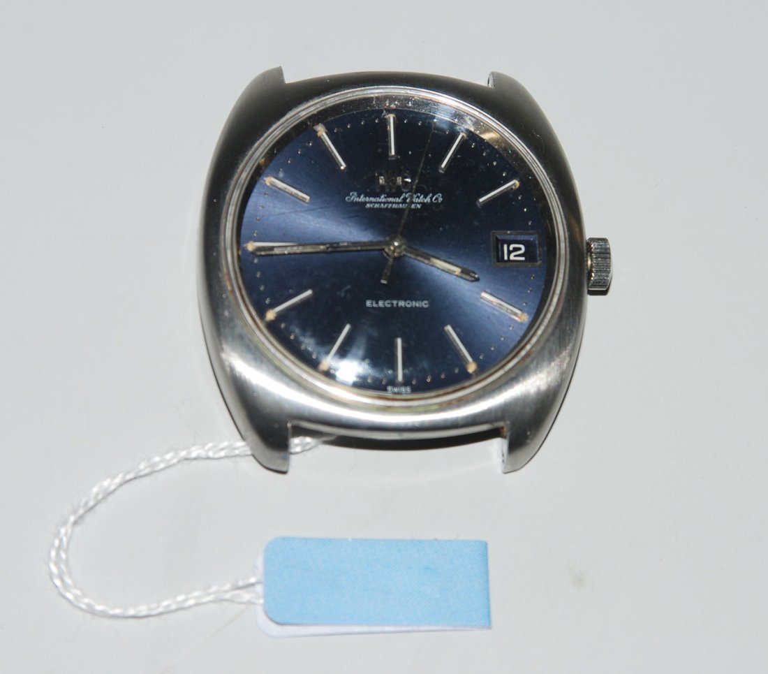 IWC Electronic Runde Herrenarmbanduhr aus dem Jahr: IWC Electronic Runde Herrenarmbanduhr aus dem Jahr 1971/72 mit Stimmgabelwerk in Stahlgehäuse. Boden gedrückt, Werknummer 2181009, Kaliber 9162, Referenznummer 2029390, D 37 mm. Dunkelblaues Zifferb