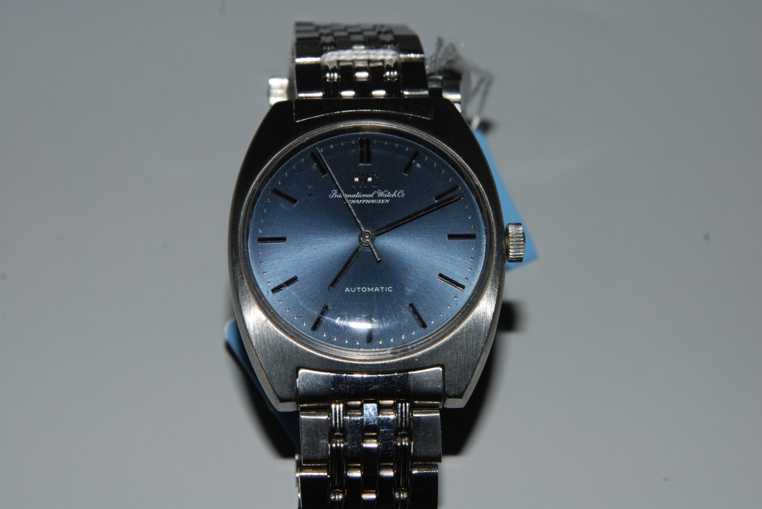 IWC Runde, automatische Herrenarmbanduhr 1970 in: IWC Runde, automatische Herrenarmbanduhr 1970 in tonneauförmigem Stahlgehäuse. Boden verschraubt, Werknummer 1999429, Kaliber 854S, Gehäusenummer 2149078, Referenznummer 1928, D 35 mm. Graublaues Z