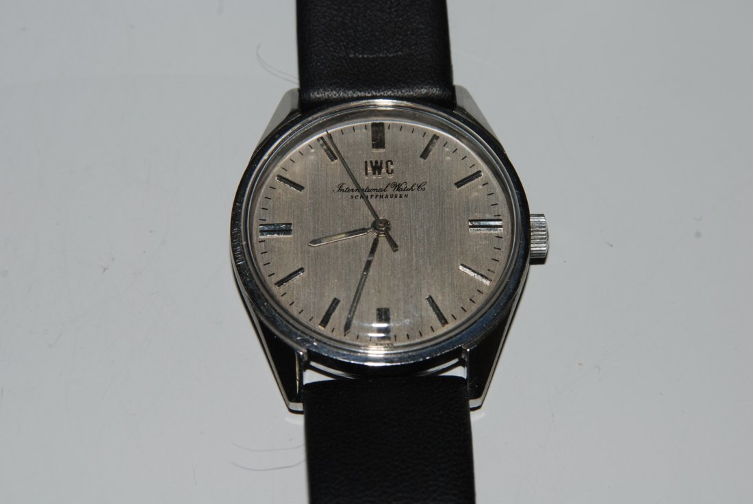 IWC Runde, mechanische Herrenarmbanduhr 1949 in: IWC Runde, mechanische Herrenarmbanduhr 1949 in Stahlgehäuse. Boden verschraubt, Werknummer 1196326, Kaliber 89, Gehäusenummer 1979683, Referenznummer 810, D 34 mm. Silberfarbenes Zifferblatt mit au