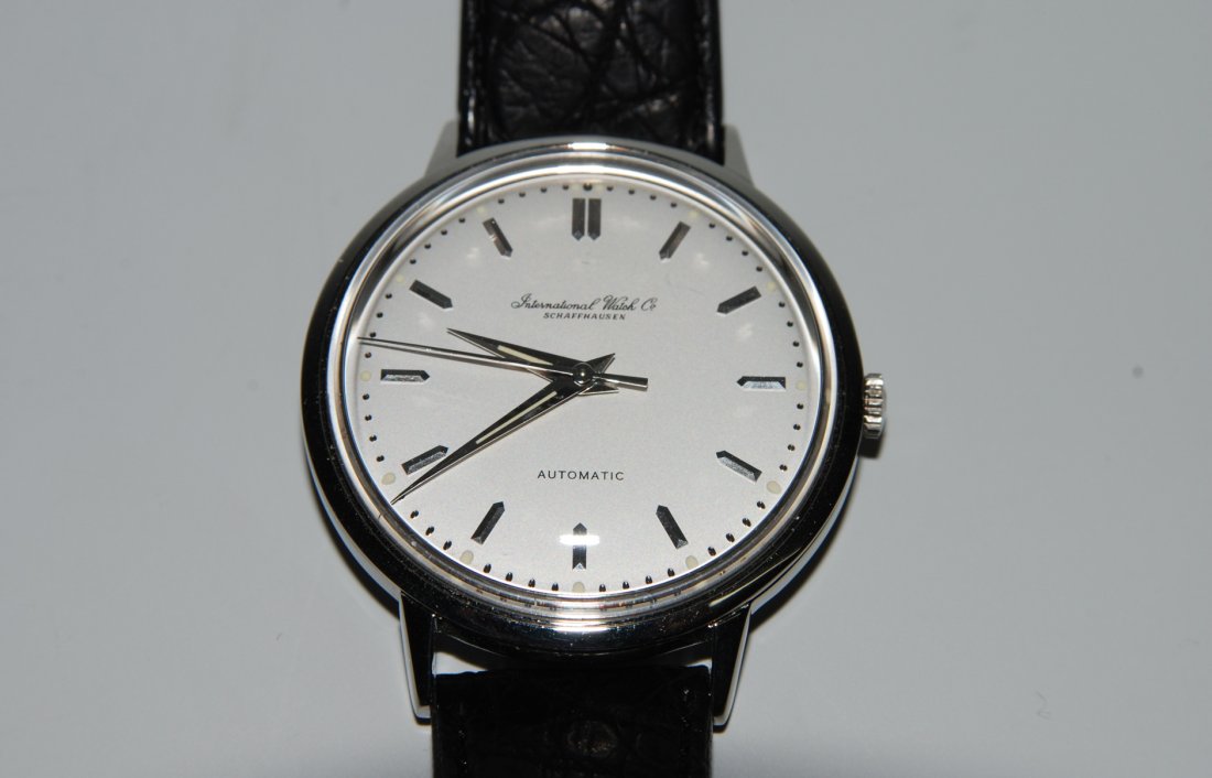 IWC Runde, automatische Herrenarmbanduhr 1961 in: IWC Runde, automatische Herrenarmbanduhr 1961 in Stahlgehäuse. Boden gedrückt, Werknummer 1599035, Kaliber 853, Gehäusenummer 1587821, Referenznummer 603, D 35 mm. Silberfarbenes Zifferblatt mit au