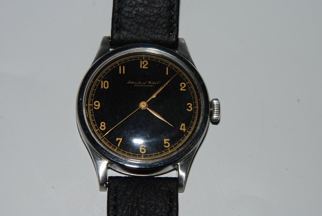 IWC Runde, mechanische Herrenarmbanduhr 1939 in: IWC Runde, mechanische Herrenarmbanduhr 1939 in Stahlgehäuse. Boden gedrückt, Werknummer 1011245, Kaliber 61, Gehäusenummer 1055665, D 35 mm. Schwarzes Zifferblatt mit goldfarbenen, arabischen Stun