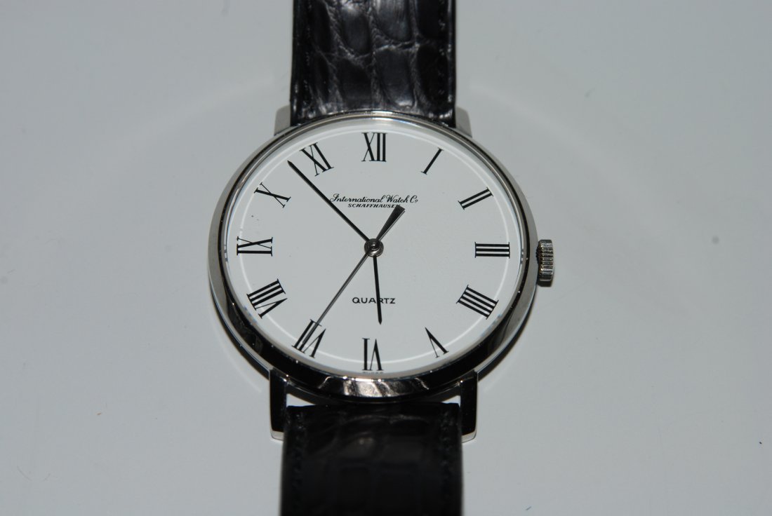 IWC Runde Herrenarmbanduhr 1978 mit Quarzwerk in: IWC Runde Herrenarmbanduhr 1978 mit Quarzwerk in Stahlgehäuse. Boden gedrückt, Werknummer 2290570, Kaliber 2370, Gehäusenummer 2225591, Referenznummer 3031, D 35 mm. Weisses Zifferblatt mit schwarz