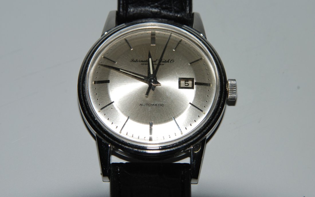 IWC Runde, automatische Herrenarmbanduhr 1955 in: IWC Runde, automatische Herrenarmbanduhr 1955 in Stahlgehäuse. Boden gedrückt, Werknummer 1351464, Kaliber 8521, Gehäusenummer 1382912, D 35 mm. Silberfarbenes Zifferblatt mit aufgesetzten, silberf