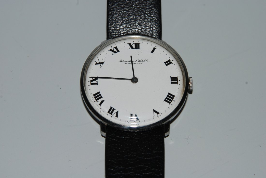 IWC Runde, mechanische Herrenarmbanduhr 70er Jahre in: IWC Runde, mechanische Herrenarmbanduhr 70er Jahre in Stahlgehäuse. Boden gedrückt, Kaliber 443, Gehäusenummer 2191306, D 33 mm. Weisses Zifferblatt mit schwarzen, römischen Stundenzahlen, Minuten