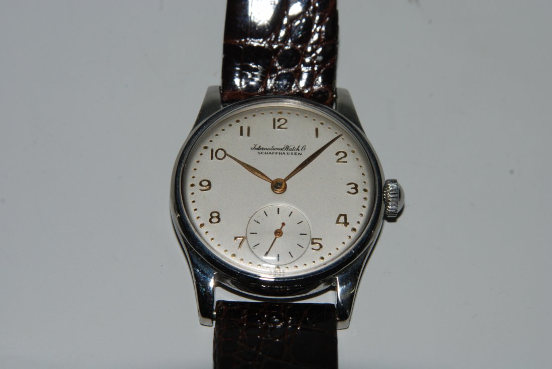 IWC Runde, mechanische Herrenarmbanduhr 1946 in: IWC Runde, mechanische Herrenarmbanduhr 1946 in Stahlgehäuse. Boden gedrückt, Werknummer 1153174, Kaliber 28, Gehäusenummer 1223163, D 31 mm. Weisses Zifferblatt mit goldfarbenen, arabischen Stunde