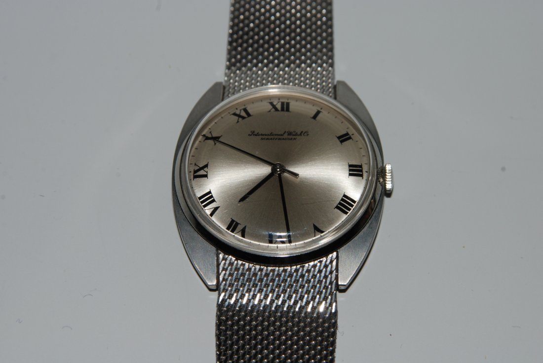 IWC Runde, mechanische Herrenarmbanduhr 1973 in: IWC Runde, mechanische Herrenarmbanduhr 1973 in Stahlgehäuse. Boden gedrückt, Kaliber 403, Gehäusenummer 2165557, Referenznummer 24078, D 33 mm. Silberfarbenes Zifferblatt mit schwarzen, römischen