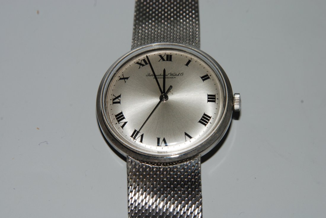 IWC Runde, mechanische Herrenarmbanduhr 1973 in: IWC Runde, mechanische Herrenarmbanduhr 1973 in Stahlgehäuse. Boden verschraubt, Werknummer 2160099, Kaliber 403, Gehäusenummer 2150300, Referenznummer 2400, D 34 mm. Silberfarbenes Zifferblatt mit 