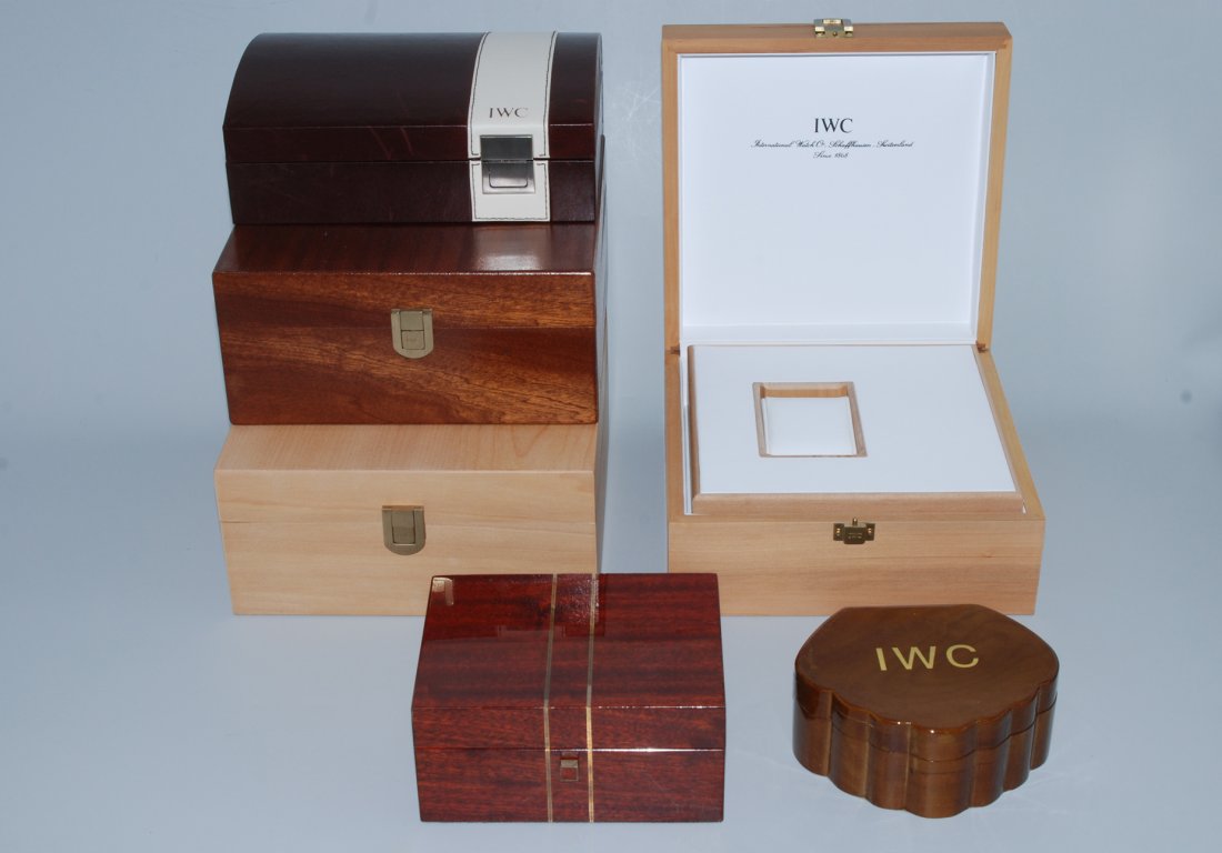 Lot 6 Holzschachteln IWC Uhrenschachteln aus Holz in: Lot 6 Holzschachteln IWC Uhrenschachteln aus Holz in diversen Grössen.