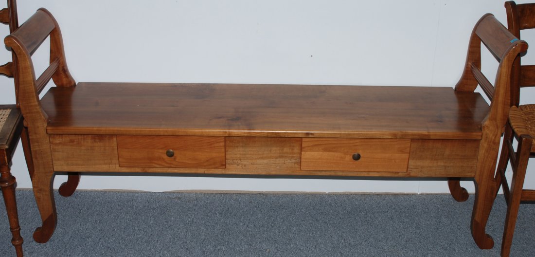 Bank Biedermeier. Kirschbaum. Zweischübiger Korpus: Bank Biedermeier. Kirschbaum. Zweischübiger Korpus über geschwungenen Beinen. Leicht überworfene Seitenlehnen. Gebrauchsspuren. 174x44x81 cm.