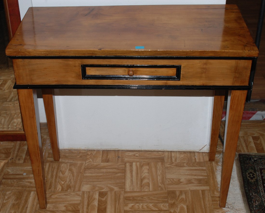 Beistelltischchen Biedermeier. Kirschbaum. Einschübiger: Beistelltischchen Biedermeier. Kirschbaum. Einschübiger Rechteckkorpus mit ebonisierten Leisten über hohen Beinen. Gebrauchsspuren. 73x34x67 cm.