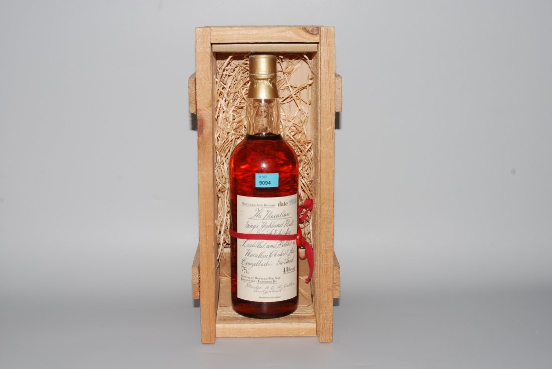 The Macallan Single Highland Malt Scotch Whisky, 1950: The Macallan Single Highland Malt Scotch Whisky, 1950 distilled and bonded. Distillerie Macallan-Glenlivet Ltd. Orig.Holzkiste. 1 Flasche. Handgeschriebene Etikette.