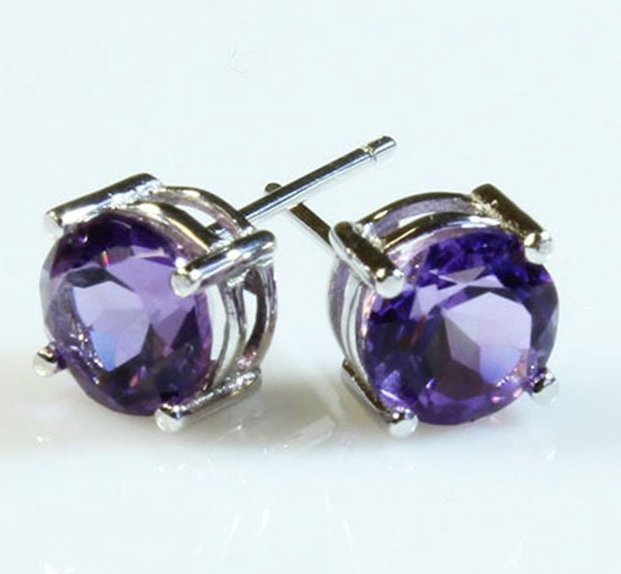 Amethyst 0.70 Ct Solitaire Ring 10kt White Gold: Amethyst 0.70 Ct Solitaire Ring 10kt White Gold wt/gr2.2 Round/6mm