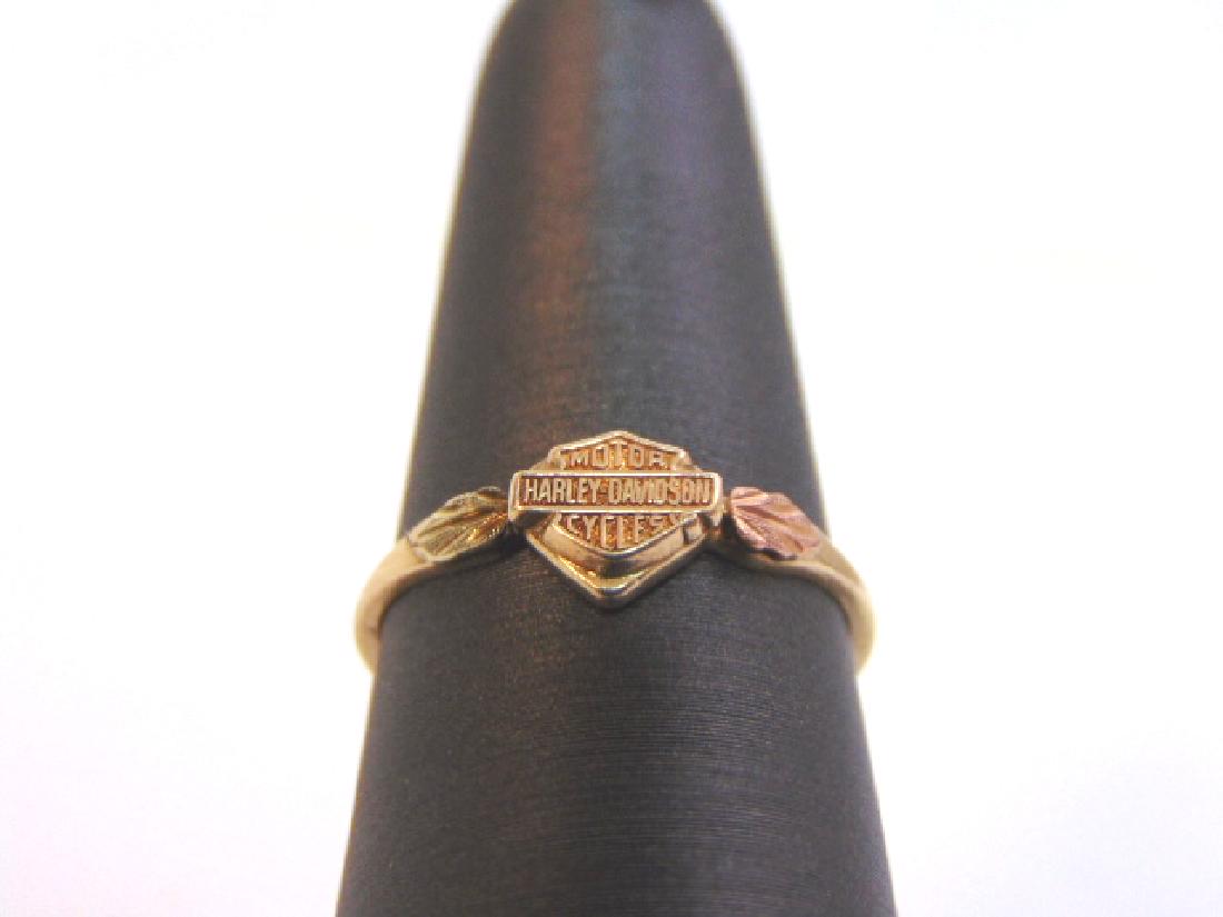 Womens Estate 10k Gold Harley Davidson Motorcycle Ring: FOR SALE IS THIS LOVELY VINTAGE ESTATE 10K GOLD & ROSE GOLD HARLEY DAVIDSON MOTORCYCLE RING. THE TOTAL WEIGHT IS 1.4g. THE RING FACE MEASURES 1/4" WIDE. THE SIZE OF THE RING IS A 6.75. MAKES A GREAT G