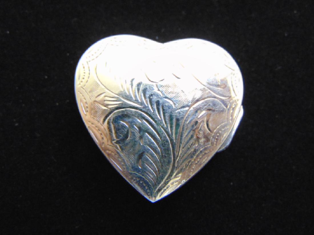 VINTAGE ESTATE STERLING SILVER HEART PILL BOX (1 of 3)