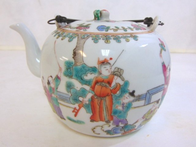 COLLECTIBLE CHINESE HAND PAINTED PORCELAIN TEAPOT (1 of 6)