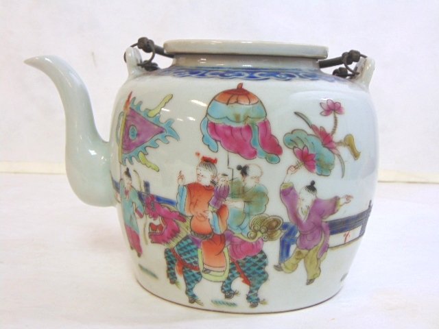 COLLECTIBLE CHINESE PORCELAIN TEAPOT (1 of 6)