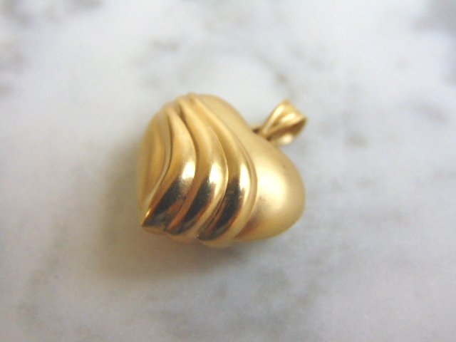 Womens Vintage Estate 14k Yellow Gold Heart Pendant: FOR SALE IS THIS LOVELY VINTAGE 14K YELLOW GOLD HEART PENDANT. THE TOTAL WEIGHT IS 1.4g. THE PENDANT MEASURES 3/4" LONG BY 5/8" WIDE. MAKES A GREAT GIFT FOR THAT SOMEONE SPECIAL. ANY QUESTIONS, PLEASE