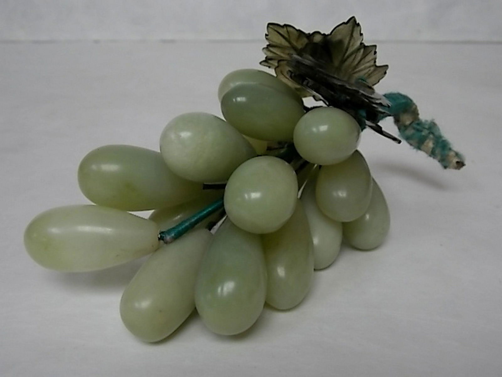VINTAGE CARVED CHINESE JADE GRAPE CLUSTER (1 of 4)