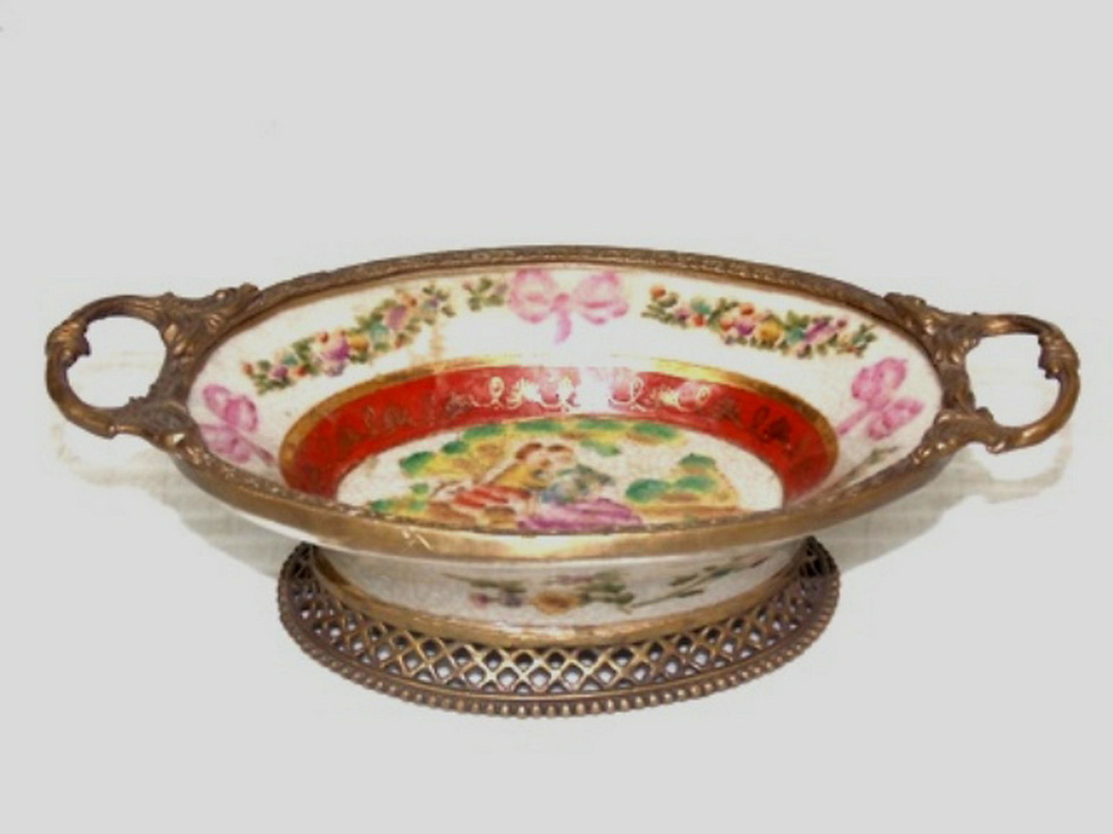 DECORATIVE FLORAL VICTORIAN STYLE PORCELAIN SOAP DISH (1 of 5)