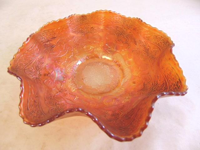 VINTAGE ANTIQUE CARNIVAL GLASS DAISY BOWL FENTON ?: A VINTAGE COLLECTIBLE CARNIVAL GLASS DASIY BOWL THAT MEASURES 3 1/4" TALL BY 9 3/4" WIDE. CONDITION IS GREAT, NO CHIPS OR CRACKS. SHIPPING AND HANDLING IS $25 WITHIN THE CONTINENTAL US. ALL OTHER STAT