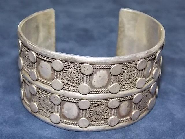 ANTIQUE STERLING SILVER NATIVE AMERICAN CUFF BRACELET (1 of 2)