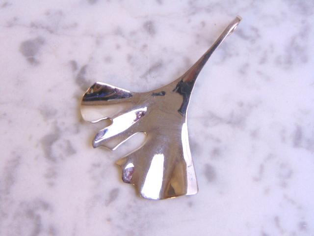 Womens Vintage Estate Sterling Silver RLM Pendant: FOR SALE IS THIS LOVELY WOMENS VINTAGE STERLING SILVER PENDANT THAT WAS DESIGNED BY ROBERT LEE MORRIS. THE PENDANT WEIGHS 16.6g, AND MEASURES 3 1/8" LONG BY 2 1/4" WIDE. PENDANT IS MARKED "RLM STUDIO,