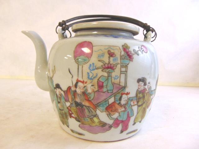 COLLECTIBLE CHINESE PORCELAIN TEAPOT (1 of 6)