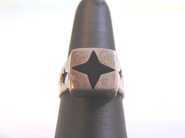 Vintage Estate Sterling Silver Star Ring: FOR SALE IS A VINTAGE ESTATE .925 STERLING SILVER RING WITH WHAT APPEARS TO BE A STAR SHAPED MARCASITE OR ONYX STONE. THE RING SIZE IS A 7.25, AND WEIGHS 6.4g. THIS WOULD MAKE A NICE GIFT FOR THAT SOM