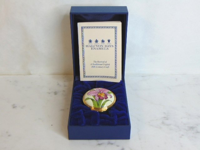Halcyon Days Enamels Orchid Cattleya Hardyanna Pillbox: FOR SALE IS THIS LOVELY HALCYON DAYS ENAMELS Orchid Cattleya Hardyanna PILLBOX. PILLBOX MEASURES 1 5/8" IN LENGTH, 1 7/8" IN WIDTH, AND 1" IN HEIGHT. THIS ITEM MAKES A GREAT GIFT FOR THAT SOMEONE SPEC