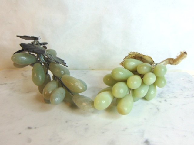 2PC VINTAGE CARVED CHINESE JADE GRAPES FRUIT (1 of 7)