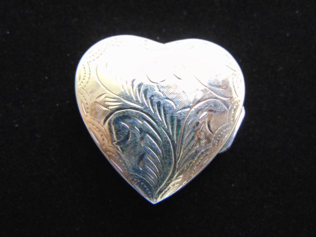 VINTAGE ESTATE STERLING SILVER HEART PILL BOX (1 of 3)