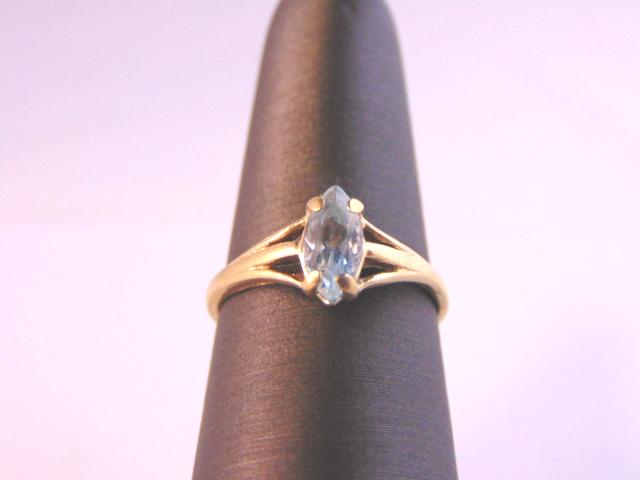 Womens Vintage Estate 14K Yellow Gold Topaz Ring: FOR SALE IS THIS WONDERFUL 14K YELLOW GOLD RING WITH A LIGHT BLUE TOPAZ STONE. NOT SURE IF IT IS A REAL TOPAZ OR MAN MADE. THE RING WEIGHS 2.4g AND IS A SIZE 6.25. ANY QUESTIONS PLEASE DO NOT HESITATE