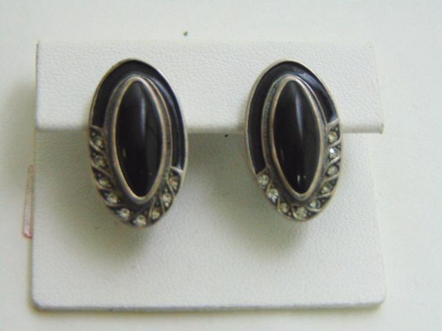 Womens Sterling Silver Oval Marcasite Earrings: FOR SALE IS THIS LOVELY PAIR OF VINTAGE .925 STERLING SILVER OVAL EARRINGS WITH WHAT APPEARS TO BE EITHER MARCASITE OR ONYX. THE EARRINGS MEASURE 7/8" LONG BY 5/8" WIDE. THE WEIGHT IS 7.6g. IF ANY QUE