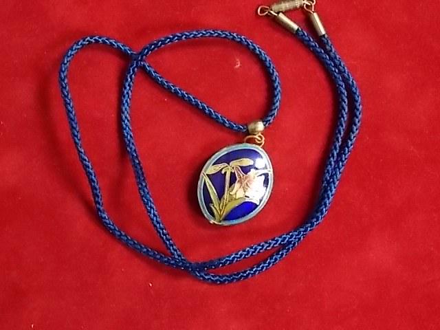 Asian Necklace & Decorative Oval Enamel Lotus Pendant: FOR SALE IS THIS LOVELY VINTAGE ESTATE ASIAN NECKLACE AND DECORATIVE OVAL ENAMEL LOTUS FLORAL PENDANT. THE PENDANT IS TRIMMED IN A GOLD TONE. THE NECKLACE MEASURES 24" LONG FROM THE CLASP. THE PENDANT