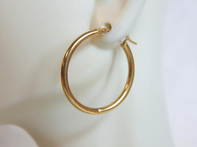 Lovely Pair of Vintage 14K Yellow Gold Hoop Earrings: A PAIR OF 14K YELLOW GOLD HOOP EARRINGS. THE EARRINGS WEIGH 1.3g, AND MEASURE 1" LONG BY 1" WIDE, BY 1/16" THICK. THEY DO HAVE A FEW VERY SMALL DINGS. BUYING AS IS. THIS MAKES A LOVELY GIFT FOR THAT S