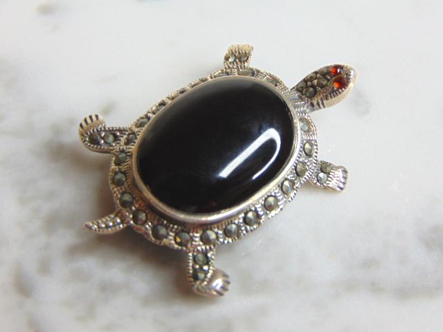 Womens Vintage Sterling Silver Onyx Stone Turtle Brooch (1 of 2)